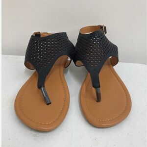 Victoria K Black Thong Sandals Size 7